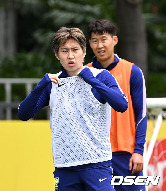 [OSEN=사포판(멕시코), 이대선 기자] 홍명보 감독이 이끄는 대한민국 축구국가대표팀이 15일(한국시각) 멕시코 과달라하라 인근 사포판의 치바스 베르데 바예에서 훈련을 진행했다.대표팀은 전날 A조 1차전에서 체코를 상대로 2-1 역전승을 거뒀다. 남아프리카공화국을 2-0으로 제압한 개최국 멕시코에 이은 조2위다.대한민국 이강인, 손흥민이 훈련을 하고 있다. 2026.06.15 /sunday@osen.co.kr