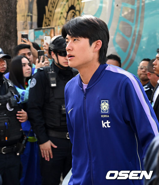 [OSEN=몬테레이(멕시코), 이대선 기자] 홍명보 감독이 이끄는 대한민국 축구대표팀이 22일(한국시간) 멕시코 몬테레이에 입성했다.대한민국 축구대표팀은 오는 25일 오전 10시 멕시코 몬테레이 스타디움에서 남아프리카공화국을 상대로 2026 국제축구연맹(FIFA) 북중미 월드컵 조별리그 A조 최종 3차전을 치른다. 대한민국 설영우가 대표팀 숙소로 향하고 있다. 20206.06.22 /sunday@osen.co.kr