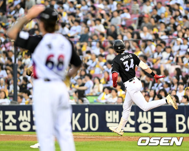 [OSEN=잠실, 이대선 기자] 17일 서울 잠실야구장에서 2026 신한 SOL KBO리그 LG 트윈스와 KT 위즈의 경기가 열렸다.이날 LG는 라클란 웰스, KT는 소형준을 선발로 내세웠다.5회초 2사 1루에서 KT 힐리어드가 우월 투런 홈런을 치고 환호하고 있다. 2026.07.17 /sunday@osen.co.kr