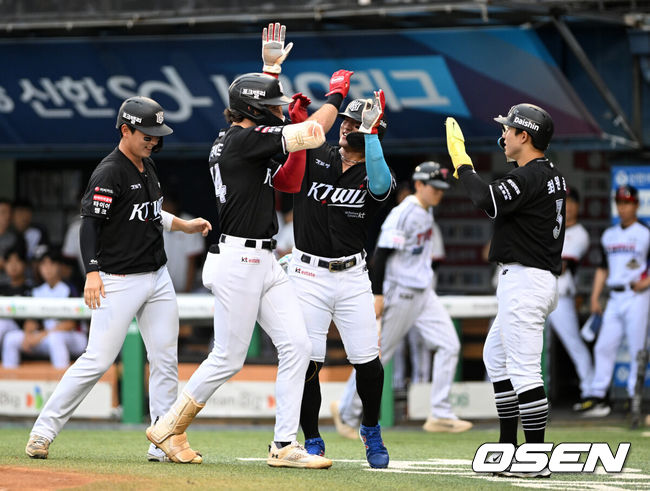 [OSEN=잠실, 이대선 기자] 17일 서울 잠실야구장에서 2026 신한 SOL KBO리그 LG 트윈스와 KT 위즈의 경기가 열렸다.이날 LG는 라클란 웰스, KT는 소형준을 선발로 내세웠다.3회말 2사 만루에서 KT 힐리어드가 좌월 만루 홈런을 치고 홈에서 환호하고 있다. 2026.07.17 /sunday@osen.co.kr