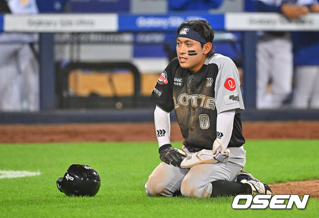 [OSEN=대구, 이석우 기자] 16일 대구삼성라이온즈파크에서 2026 신한 SOL KBO 리그 삼성 라이온즈와 롯데 자이언츠의 경기가 열렸다. 홈팀 삼성은 양창섭이, 방문팀 롯데는 로드리게스가 선발 출전했다. 롯데 자이언츠 황성빈이 5회초 2사 1,2루 한동희의 내야 안타때 홈으로 파고 들었으나 아웃되고 아쉬워하고 있다. 2026.07.16 / foto0307@osen.co.kr