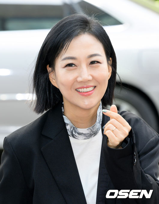 [OSEN=이대선 기자] 8일 오후 서울 영등포구 여의도 KBS 신관에서 KBS 2TV ‘열린음악회’ 녹화가 진행됐다.가수 장윤정이 방송국으로 이동하며 팬과 취재진을 향해 인사를 하고 있다. 2025.04.08 /sunday@osen.co.kr