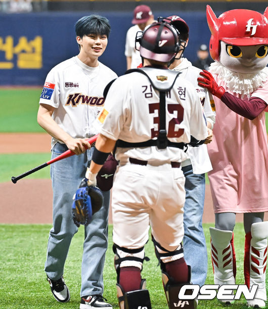 [OSEN=고척,박준형 기자] 9일 오후 서울 고척스카이돔에서 ‘2024 신한 SOL BANK KBO리그’ 키움 히어로즈와 두산 베어스의 경기가 진행됐다.이날 키움은 후라도를 두산은 최원준을 선발투수로 내세웠다. 경기에 앞서 제로베이스원 김규빈과 박건욱이 시구 시타를 마친뒤 키움 김재현 포수와 이야기를 나누고 있다. 2024.05.09 / soul1014@osen.co.kr