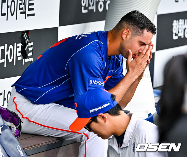 [OSEN=대전, 민경훈 기자] 18일 대전 한화생명 볼파크에서 2026 신한 SOL KBO리그 한화 이글스와 키움 히어로즈의 경기가 열렸다.이날 한화는 에르난데스, 키움은 안우진이 선발로 나섰다.1회초 2사 한화 선발 에르난데스가 키움 데이비슨을 향해 던진 몸에 맞는 볼이 헤드샷 퇴장 판정을 받고 퇴장당한 후 덕아웃에서 아쉬워하고 있다. 2026.07.18 / rumi@osen.co.kr