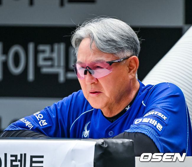 [OSEN=대전, 민경훈 기자] 19일 대전 한화생명 볼파크에서 2026 신한 SOL KBO리그 한화 이글스와 키움 히어로즈의 경기가 열린다.이날 한화는 류현진, 키움은 박준현이 선발로 나선다.경기 전 한화 김경문 감독이 덕아웃에서 선수들의 훈련을 지켜보고 있다. 2026.07.19 / rumi@osen.co.kr
