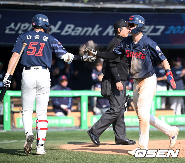 [OSEN=잠실, 이대선 기자] 26일 오후 서울 잠실야구장에서 2025 신한 SOL Bank KBO리그 두산 베어스와 롯데 자이언츠의 경기가 열렸다.두산은 잭로그, 롯데는 나균안을 선발 투수로 내세웠다.6회초 1사 1,3루에서 롯데 3루주자 윤동희가 이중도루에 성공하며 환호하고 있다. 2025.04.26 /sunday@osen.co.kr