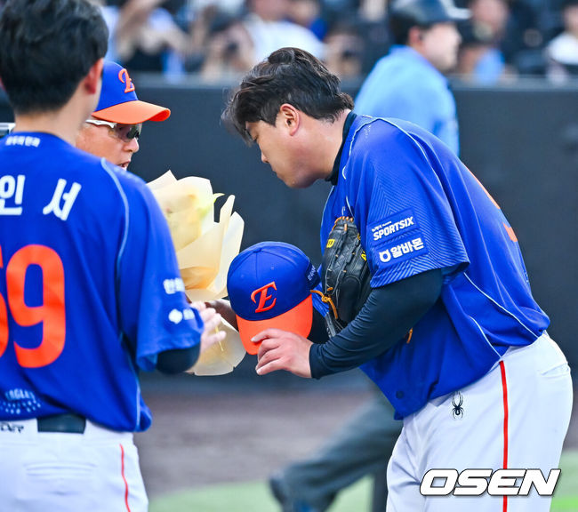 [OSEN=대전, 민경훈 기자] 19일 대전 한화생명 볼파크에서 2026 신한 SOL KBO리그 한화 이글스와 키움 히어로즈의 경기가 열렸다.이날 한화는 류현진, 키움은 박준현이 선발로 나섰다.2회초를 마치고 한화 선발 류현진이 덕아웃 앞에서 한화 김경문 감독에게 한미통산 2,500 탈삼진을 달성 축하 꽃다발을 받고 있다. 2026.07.19 / rumi@osen.co.kr