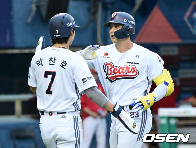 [OSEN=잠실, 최규한 기자] 9일 서울 잠실야구장에서 ‘2026 신한 SOL Bank KBO리그’ 두산 베어스와 SSG 랜더스의 경기가 열렸다.홈팀 두산은 잭 로그, 방문팀 SSG는 토마스 해치를 선발로 내세웠다.2회말 2사 2루 상황 두산 강승호가 달아나는 좌월 투런포를 날리고 홈을 밟은 뒤 박찬호와 인사를 나누고 있다. 2026.07.09 / dreamer@osen.co.kr