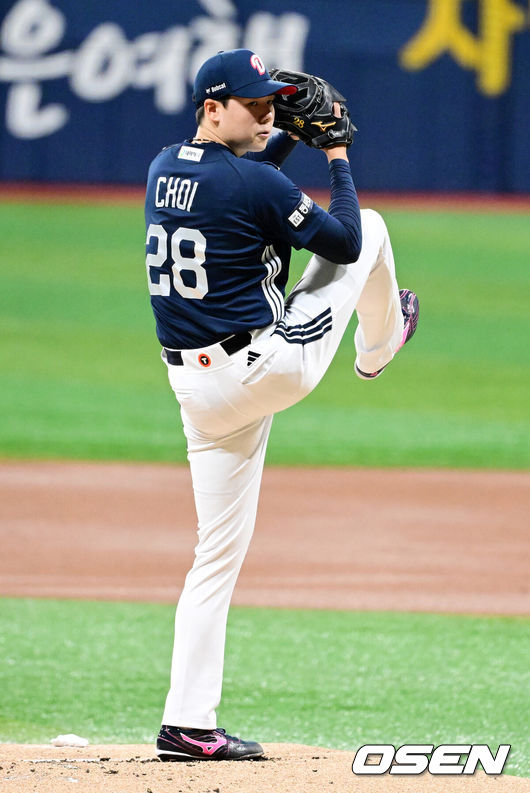 [OSEN=지형준 기자] 4일 오후 서울 고척스카이돔에서 2026 신한 SOL KBO리그 키움 히어로즈와 두산 베어스의 경기가 열렸다.이날 NC 다이노스에서 활약했던 홈런왕 출신의 외국인 타자 맷 데이비슨이 키움에 합류했다. 선발은 키움 박준현, 두산 최승용.1회말 두산 최승용이 역투하고 있다. 2026.07.04 / jpnews@osen.co.kr