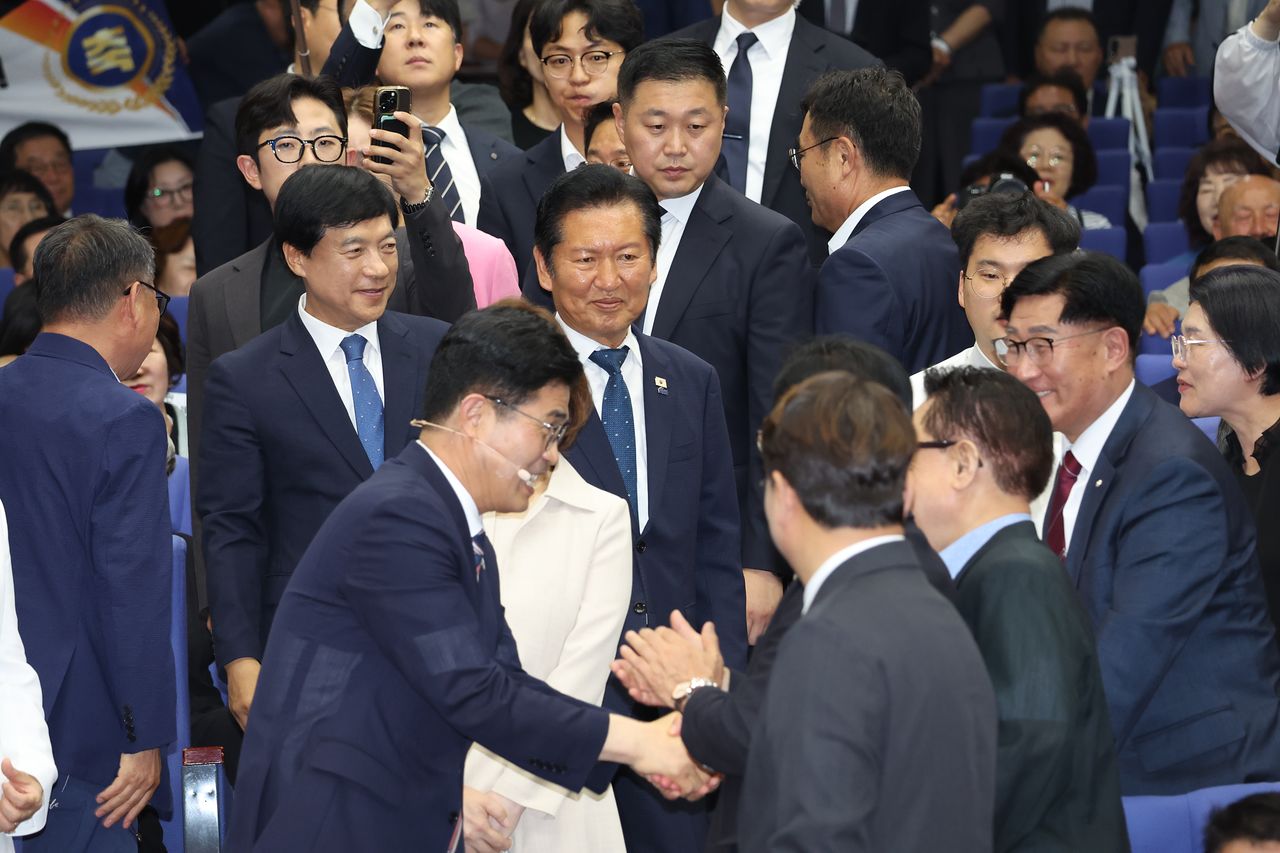 정청래(가운데) 더불어민주당 전 대표가 지난 1일 전북 전주시 전북특별자치도청에서 열린 제37대 이원택 전북특별자치도지사 취임식에 참석해 장내로 들어서고 있다. 뉴스1