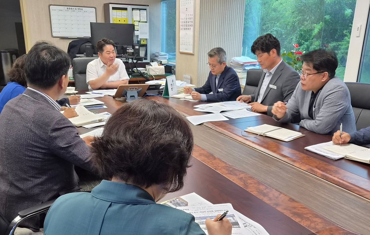 지난 7일 오세현 아산시장이 간부회의를 열고 삼성의 대규모 투자에 대응하기 위해 범부서 행정지원 체계 구축을 당부하고 있다. [사진 아산시]