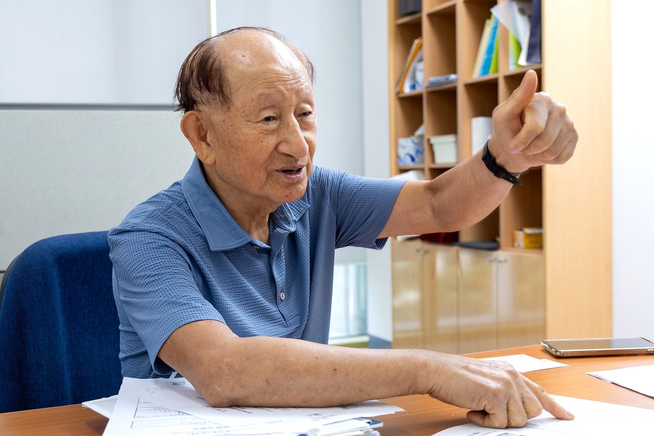 이은방 교수는 주머니에 항상 '백색 가루'를 담은 통을 들고 다닌다. 고강도 운동을 할 때는 물론 평상시에도 수시로 가루를 섭취한다. 장진영 기자