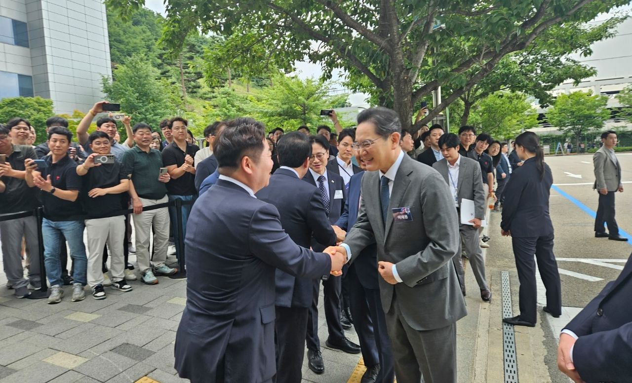 지난 2일 충남 아산에서 열린 충청권 첨단산업 발전 비전 국민보고회를 마치고 오세현 아산시장이 이재용 삼성전자 회장과 악수하고 있다. [사진 아산시]