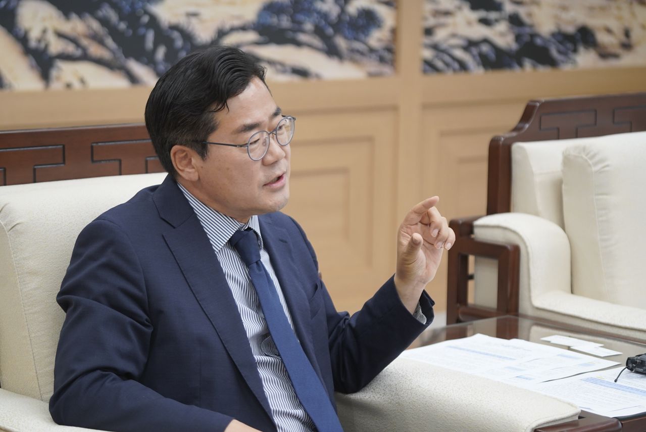 박찬대 인천시장 당선인이 지난달 22일 인천 송도G타워에서 중앙일보와 인터뷰하고 있다. 박찬대 인천시장 인수위원회