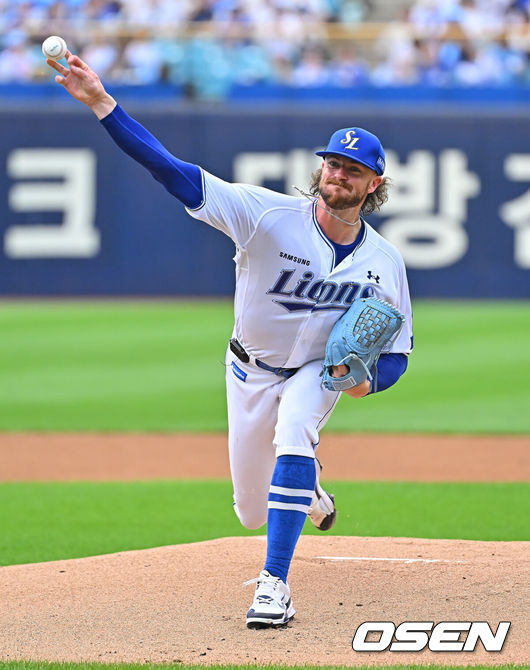 [OSEN=대구, 이석우 기자] 18일 대구삼성라이온즈파크에서 2026 신한 SOL KBO 리그 삼성 라이온즈와 롯데 자이언츠의 경기가 열렸다. 홈팀 삼성은 페덱이, 방문팀 롯데는 나균안이 선발 출전했다. 삼성 라이온즈 선발 투수 페덱이 역투하고 있다. 2026.07.18 / foto0307@osen.co.kr
