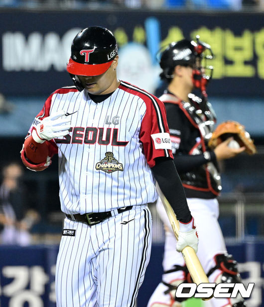 [OSEN=잠실, 최규한 기자] 19일 서울 잠실야구장에서 ‘2026 신한 SOL Bank KBO리그’ LG 트윈스와 KT 위즈의 경기가 열렸다.홈팀 LG는 송승기, 방문팀 KT는 고영표를 선발로 내세웠다.8회말 1사 1, 2루 상황 LG 문보경이 삼진으로 물러나고 있다. 2026.07.19 / dreamer@osen.co.kr