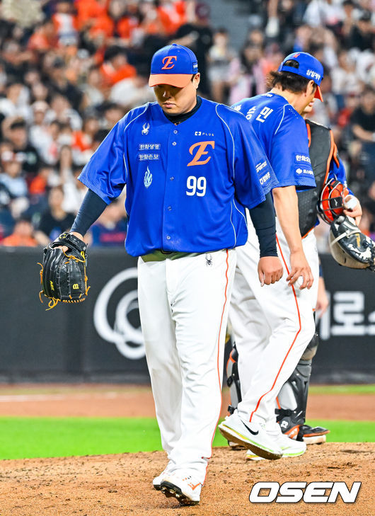 [OSEN=대전, 민경훈 기자] 19일 대전 한화생명 볼파크에서 2026 신한 SOL KBO리그 한화 이글스와 키움 히어로즈의 경기가 열렸다.이날 한화는 류현진, 키움은 박준현이 선발로 나섰다.6회초 1사 주자 1,2루 키움 임지열 타석에서 한화 선발 류현진이 교체되고 있다. 2026.07.19 / rumi@osen.co.kr