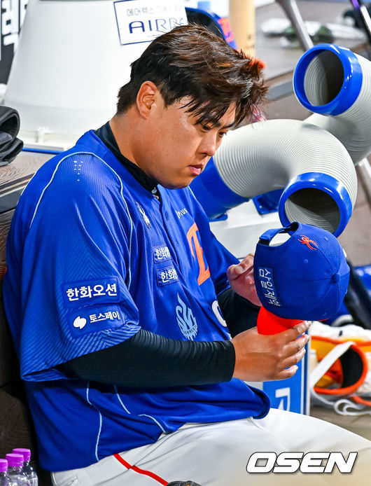 [OSEN=대전, 민경훈 기자] 19일 대전 한화생명 볼파크에서 2026 신한 SOL KBO리그 한화 이글스와 키움 히어로즈의 경기가 열렸다.이날 한화는 류현진, 키움은 박준현이 선발로 나섰다.6회초 1사 주자 1,2루 키움 임지열 타석에서 한화 선발 류현진이 마운드를 내려온 후 덕아웃에서 땀을 식히고 있다. 2026.07.19 / rumi@osen.co.kr