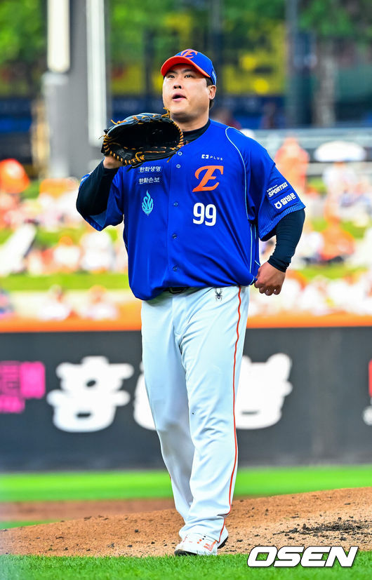 [OSEN=대전, 민경훈 기자] 19일 대전 한화생명 볼파크에서 2026 신한 SOL KBO리그 한화 이글스와 키움 히어로즈의 경기가 열렸다.이날 한화는 류현진, 키움은 박준현이 선발로 나섰다.2회초 무사 1, 3루 위기에서 키움 권혁빈을 상대한 한화 선발 류현진은 직구만 3구를 던져서 헛스윙 삼진을 잡아내고 있다. 한·미 통산 2500탈삼진이 기록됐다. 2026.07.19 / rumi@osen.co.kr
