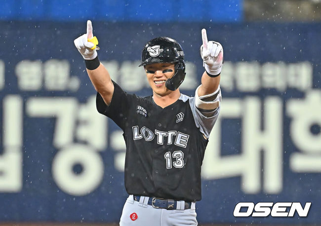 [OSEN=대구, 이석우 기자] 19일 대구삼성라이온즈파크에서 2026 신한 SOL KBO 리그 삼성 라이온즈와 롯데 자이언츠의 경기가 열렸다. 홈팀 삼성은 원태인이, 방문팀 롯데는 김진욱이 선발 출전했다. 롯데 자이언츠 전민재가 9회초 2사 만루 우중간 3타점 역전 2루타를 치고 세리머니를 하고 있다. 2026.07.19 / foto0307@osen.co.kr