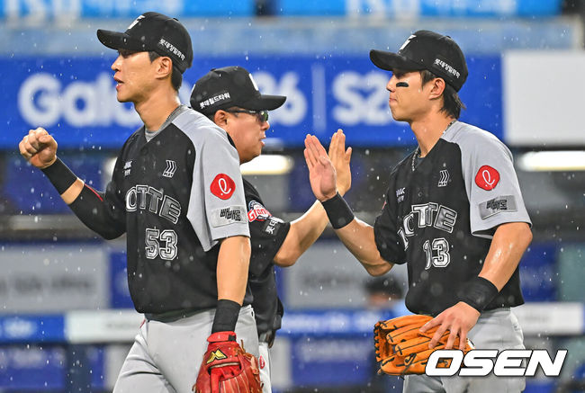 [OSEN=대구, 이석우 기자] 19일 대구삼성라이온즈파크에서 2026 신한 SOL KBO 리그 삼성 라이온즈와 롯데 자이언츠의 경기가 열렸다. 홈팀 삼성은 원태인이, 방문팀 롯데는 김진욱이 선발 출전했다. 롯데 자이언츠 전민재가 삼성 라이온즈에 11-8로 역전승 하고 김태형 감독과 하이파이브를 하고 있다. 2026.07.19 / foto0307@osen.co.kr