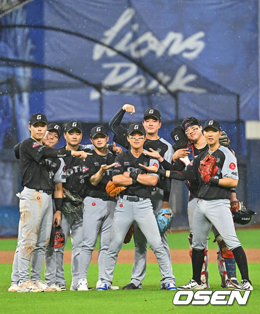 [OSEN=대구, 이석우 기자] 19일 대구삼성라이온즈파크에서 2026 신한 SOL KBO 리그 삼성 라이온즈와 롯데 자이언츠의 경기가 열렸다. 홈팀 삼성은 원태인이, 방문팀 롯데는 김진욱이 선발 출전했다. 롯데 자이언츠 선수들이 삼성 라이온즈에 11-8로 역전승 하고 역전 주인공 전민재와 기념촬영을 하고 있다. 2026.07.19 / foto0307@osen.co.kr