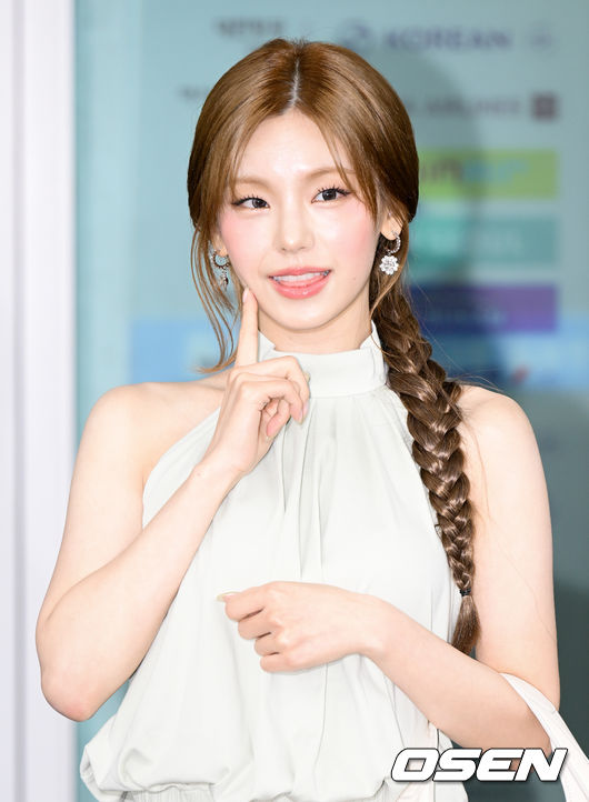 [OSEN=인천공항, 조은정 기자]그룹 있지(ITZY) 예지가 20일 오전 인천국제공항을 통해 싱가포르로 출국했다.예지가 속한 그룹 있지는 세 번째 월드투어 ‘TUNNEL VISION’을 통해 전 세계 팬들과 만나고 있으며, 아시아 주요 공연의 전석 매진 속에 8월 마카오를 시작으로 유럽과 싱가포르까지 투어를 이어간다.있지 예지가 출국장으로 향하고 있다. 2026.07.20 /cej@osen.co.kr