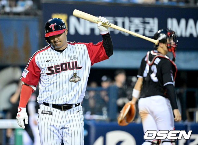 [OSEN=잠실, 최규한 기자] 19일 서울 잠실야구장에서 ‘2026 신한 SOL Bank KBO리그’ LG 트윈스와 KT 위즈의 경기가 열렸다.홈팀 LG는 송승기, 방문팀 KT는 고영표를 선발로 내세웠다.6회말 2사 1루 상황 LG 문보경이 삼진으로 물러나며 아쉬워하고 있다. 2026.07.19 / dreamer@osen.co.kr