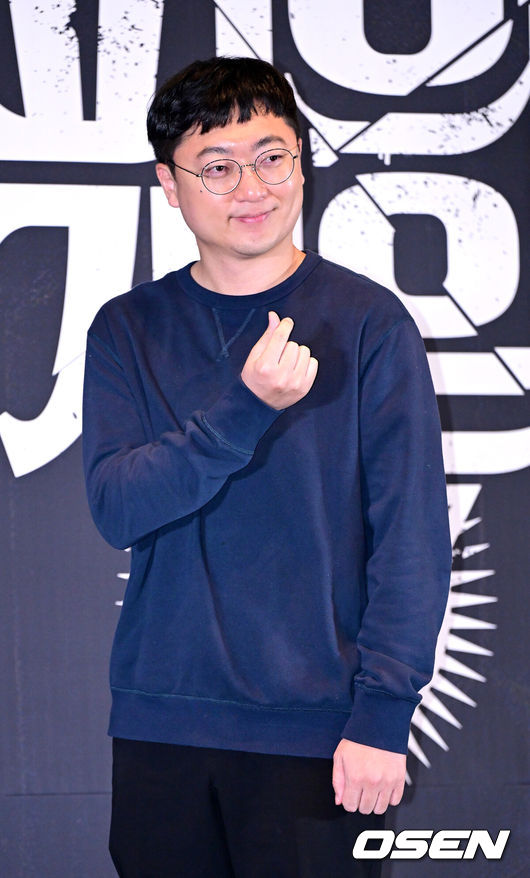 [OSEN=최규한 기자] 12일 오후 서울 성수동 메가박스성수에서 웨이브 오리지널 '피의 게임 시즌3' 제작발표회가 열렸다.'피의 게임'은생존 지능 최강자들의 극한 생존 게임을 다룬 서바이벌 예능이다.지난 2021년 첫 시즌을 시작해 시즌2까지 호평받은 가운데, 새 시즌인 시즌3에서는 '서바이벌 올스타전'을 표방하며 서바이벌 예능 레전드 플레이어들을 한 자리에 모았다.충주맨이 포토타임을 하고 있다. 2024.11.12 / dreamer@osen.co.kr