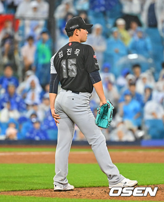 [OSEN=대구, 이석우 기자] 19일 대구삼성라이온즈파크에서 2026 신한 SOL KBO 리그 삼성 라이온즈와 롯데 자이언츠의 경기가 열렸다. 홈팀 삼성은 원태인이, 방문팀 롯데는 김진욱이 선발 출전했다. 롯데 자이언츠 김진욱이 6회말 투구 도중 왼쪽 허벅지 통증을 호소하고 있다. 2026.07.19 / foto0307@osen.co.kr