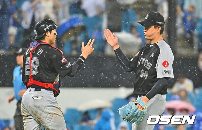 [OSEN=대구, 이석우 기자] 롯데 자이언츠 손성빈, 김원중/ foto0307@osen.co.kr