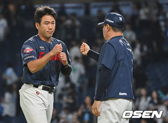 [OSEN=창원, 이석우 기자] 29일 창원NC파크에서 2026 신한 SOL KBO 리그 NC 다이노스와 롯데 자이언츠의 경기가 열렸다. 홈팀 NC는 구창모가, 방문팀 롯데는 박세웅이 선발 출전했다. 롯데 자이언츠 전준우가 연장 승부끝에 NC 다이노스에 6-2로 승리한 후 김태형 감독과 하이파이브를 하고 있다. 2026.05.29 / foto0307@osen.co.kr