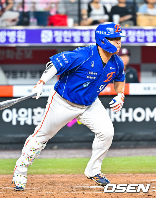 [OSEN=대전, 민경훈 기자] 17일 대전 한화생명 볼파크에서 2026 신한 SOL KBO리그 한화 이글스와 키움 히어로즈의 경기가 열렸다.이날 한화는 왕옌청, 키움은 하영민이 선발로 나섰다.5회말 무사 주자 1루 한화 강백호가 우익수 앞 안타를 때리고 있다.  2026.07.17 / rumi@osen.co.kr