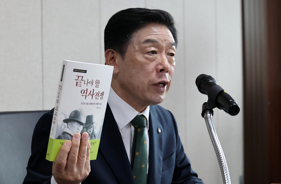 2024년 9월 김형석 독립기념관장이 독립기념관 광복절 경축식 취소 및 뉴라이트 성향 관련 기자회견에서 발언하는 모습. 이날 독립기념관은 ″김형석 신임 관장이 오는 15일 열리는 정부 주최 광복절 기념행사에 참석하기로 해 자체적으로 열어왔던 광복절 경축식 개최는 취소하기로 했다″고 밝혔다. 이후 천안시 주최로 독립기념관장 없이 경축식이 진행됐다. 뉴스1