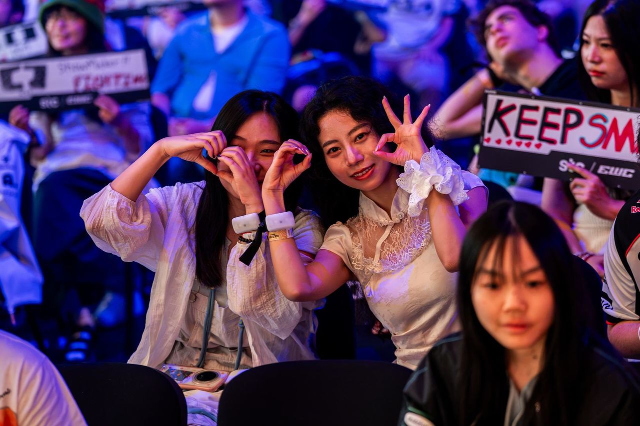 19일(현지시간) 파리 포르트 드 베르사유에서 열린 2026 e스포츠 월드컵 결승에서 DPlus KIA의 3-0 승리를 응원하는 팬. 사진 EF