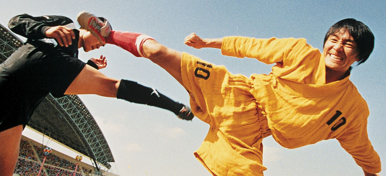 주성치는 ‘쿵푸허슬’(2005)까지 4차례 신작 홍보차 한국을 찾았다. 2002년 ‘소림축구’(사진) 내한 간담회 땐 “‘엽기적인 그녀’(2001) 등 한국영화를 많이 봤다. 홍콩영화인들이 한국영화계의 아이디어나 정신, 열정을 배워야 한다”며 부러움을 드러내기도 했다. 사진은 영화 ‘소림축구’에서 주성치 감독이 직접 주연을 겸해 연기한 장면이다. 사진 시네마서비스