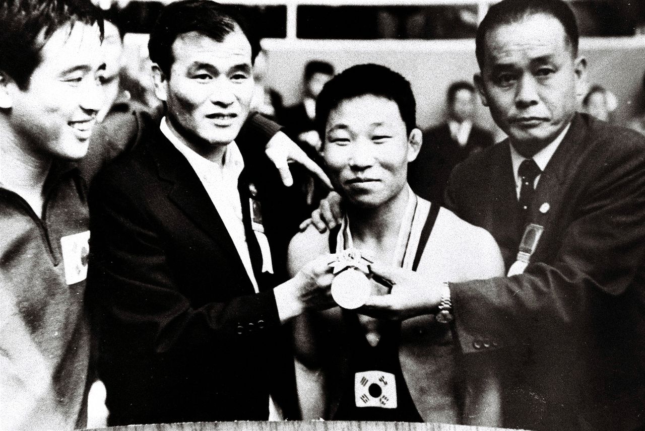 1964 도쿄 올림픽 레슬링 자유형 벤텀급 은메달 획득 당시 장창선 전 촌장(오른쪽 둘째). 사진 대한체육회