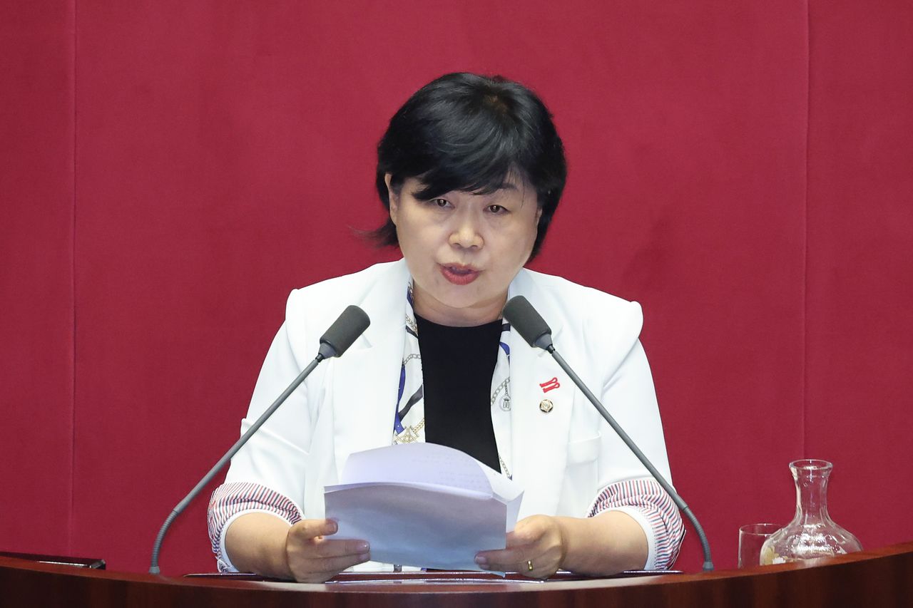 서영교 법제사법위원장이 20일 서울 여의도 국회에서 열린 제437회국회(임시회) 제1차 본회의에서 윤석열·김건희에 의한 내란·외환 및 국정농단 행위의 진상규명을 위한 특별검사 임명 등에 관한 법률 일부개정법률안(대안)에 대한 제안 설명을 하고 있다. 뉴스1