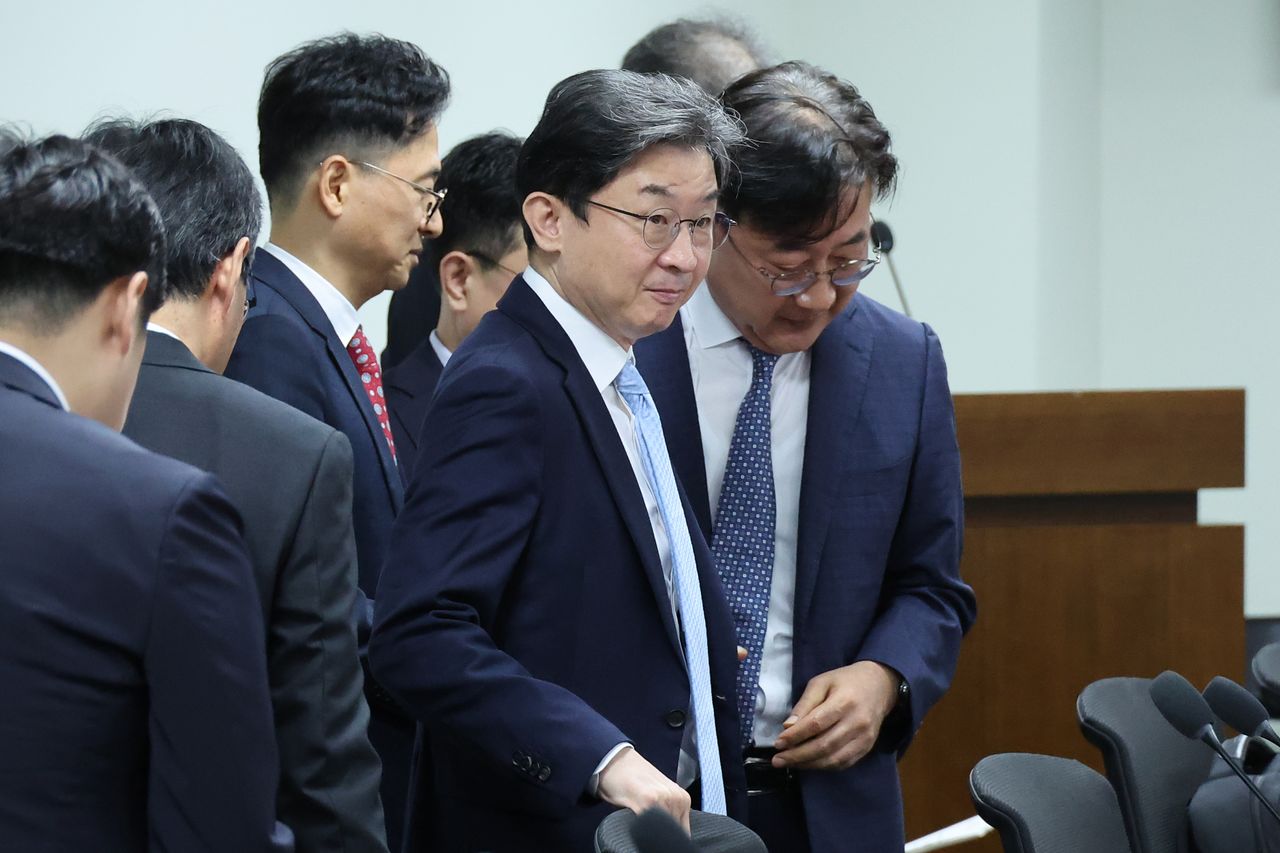 이억원 금융위원장이 20일 서울 여의도 국회 의원회관에서 열린 삼성전자·SK하이닉스 단일종목 레버리지 상장지수펀드(ETF) 관련 정무위원회 비공개 업무보고에 참석하고 있다. 뉴스1