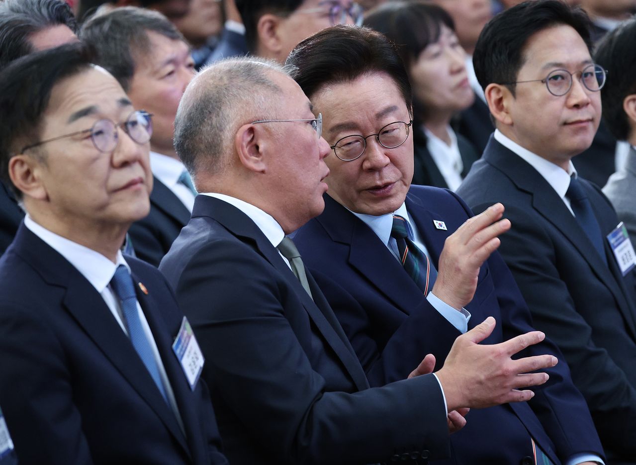 현대차가 전북도·전북대와 함께 ‘새만금 인공지능(AI) 밸리’ 맞춤형 인력 양성에 나선다. 이재명 대통령(왼쪽 세번째)와 정의선 현대차그룹 회장(왼쪽 두번째)이 지난 2월 열린 ‘새만금 로봇·수소·AI 시티 투자 협약식’에 참석했다. 청와대사진기자단