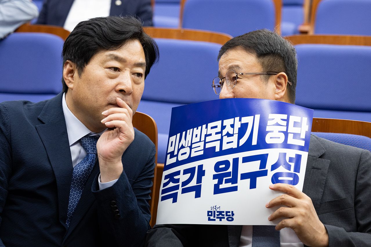 한병도 더불어민주당 당대표 직무대행 겸 원내대표와 황명선 최고위원이 20일 서울 여의도 국회에서 열린 의원총회에서 대화하고 있다. 뉴스1