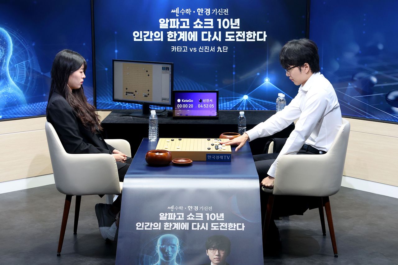 21일 열린 신진서 9단과 바둑 인공지능 ‘카타고’와의 대국 장면. 카타고 대신에 김단비 초단이 바둑판 앞에 앉았다. 뉴스1