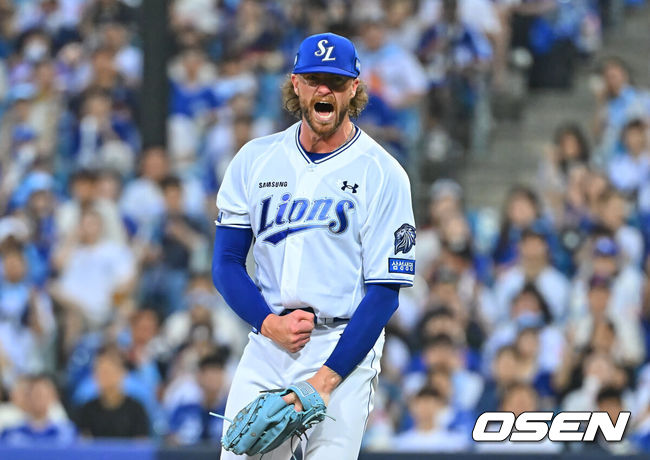 [OSEN=대구, 이석우 기자] 18일 대구삼성라이온즈파크에서 2026 신한 SOL KBO 리그 삼성 라이온즈와 롯데 자이언츠의 경기가 열렸다. 홈팀 삼성은 페덱이, 방문팀 롯데는 나균안이 선발 출전했다. 삼성 라이온즈 선발 투수 페덱이 6회초 2사 1루 롯데 자이언츠 고승민을 삼진으로 잡고 첫 등판을 마무리하며 포효하고 있다. 2026.07.18 / foto0307@osen.co.kr