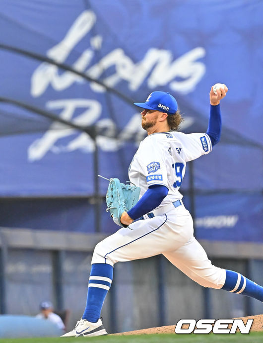 [OSEN=대구, 이석우 기자] 18일 대구삼성라이온즈파크에서 2026 신한 SOL KBO 리그 삼성 라이온즈와 롯데 자이언츠의 경기가 열렸다. 홈팀 삼성은 페덱이, 방문팀 롯데는 나균안이 선발 출전했다. 삼성 라이온즈 선발 투수 페덱이 역투하고 있다. 2026.07.18 / foto0307@osen.co.kr