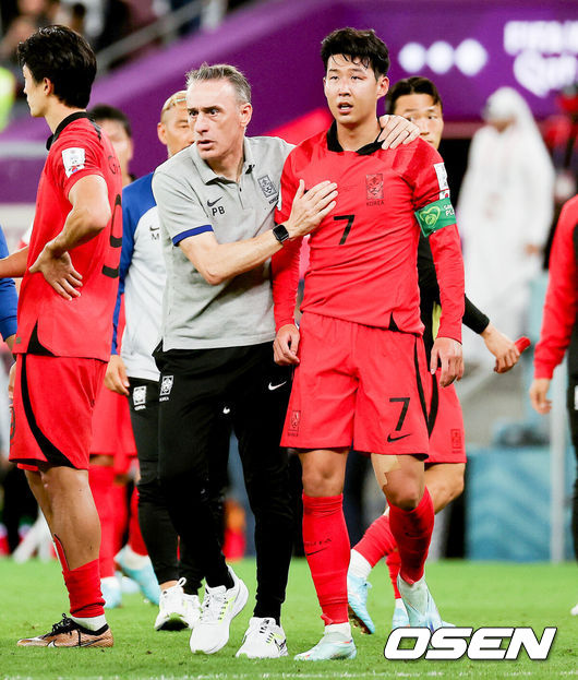   [OSEN=알 라이얀(카타르), 박준형 기자] 파울루 벤투 감독이 이끄는 축구대표팀은 28일(이하 한국시간) 카타르 알 라이얀의에듀케이션 시티 스타디움에서 카타르 월드컵 H조 조별리그 2차전 가나와 맞대결을 펼쳐서 난타전 끝에 2-3으로 패했다.앞선 우루과이 상대로 0-0 무승부에 그친 한국은 잡아야 했던 가나 상대로 패배하면서 1무 1패로 조별리그 최하위로 떨어졌다. 한국은 3차전서 포르투갈과 맞붙는다.경기종료 후 벤투 감독이 손흥민을 다독이고 있다. 2022.11.28 / soul1014@osen.co.kr