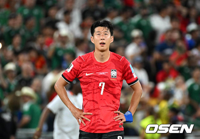 [OSEN=몬테레이(멕시코), 이대선 기자] 홍명보 감독이 이끄는 대한민국 축구대표팀은 25일(이하 한국시간) 오전 10시 멕시코 몬테레이 스타디움에서 개최된 2026 국제축구연맹(FIFA) 북중미 월드컵 조별리그 A조 최종전에서 남아프리카공화국에게 0-1 충격패를 당했다.1승2패가 된 한국은 A조 3위로 밀리며 32강 자력진출에 실패했다. 한국은 나머지 조들의 상황을 따져보고 32강에 진출할 가능성은 남아있다.경기 종료 후 대한민국 손흥민이 패배에 아쉬워하고 있다. 2026.06.25 /sunday@osen.co.kr