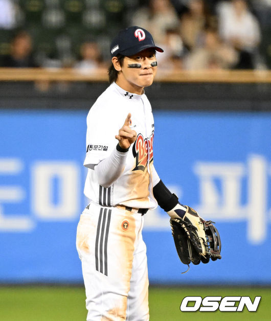 [OSEN=잠실, 이대선 기자] 21일 서울 잠실야구장에서 2026 신한 SOL KBO리그 두산 베어스와 NC 다이노스의 경기가 열렸다.이날 두산은 벤자민, NC는 토다를 선발로 내세웠다.6회초 1사에서 두산 박찬호가 NC 김주원을 직선타로 처리하며 환호하고 있다. 2026.05.21 /sunday@osen.co.kr