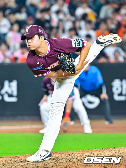 [OSEN=대전, 민경훈 기자] 19일 대전 한화생명 볼파크에서 2026 신한 SOL KBO리그 한화 이글스와 키움 히어로즈의 경기가 열렸다.이날 한화는 류현진, 키움은 박준현이 선발로 나섰다.연장 10회말 마운드에 오른 키움 박지성이 힘차게 공을 뿌리고 있다. 2026.07.19 / rumi@osen.co.kr