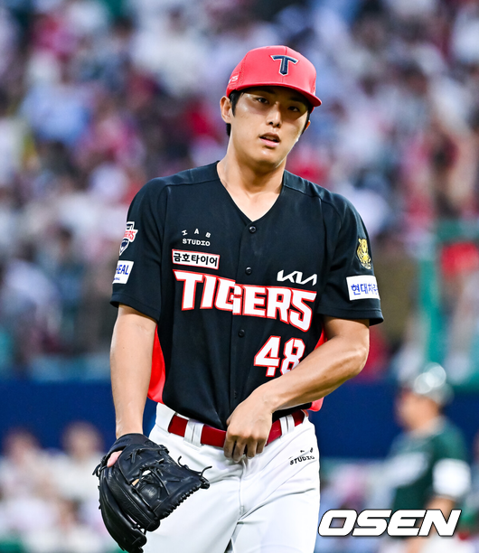 [OSEN=인천, 박준형 기자] 17일 인천 SSG랜더스필드에서 ‘2026 신한 SOL Bank KBO리그’ SSG 랜더스와 KIA 타이거즈의 경기가 열렸다.이날 SSG는 김민준을, KIA는 시라카와를 선발로 내세웠다.4회말 KIA 이의리 투수가 이닝종료 후 더그아웃으로 들어가고 있다 2026.07.17 / soul1014@osen.co.kr