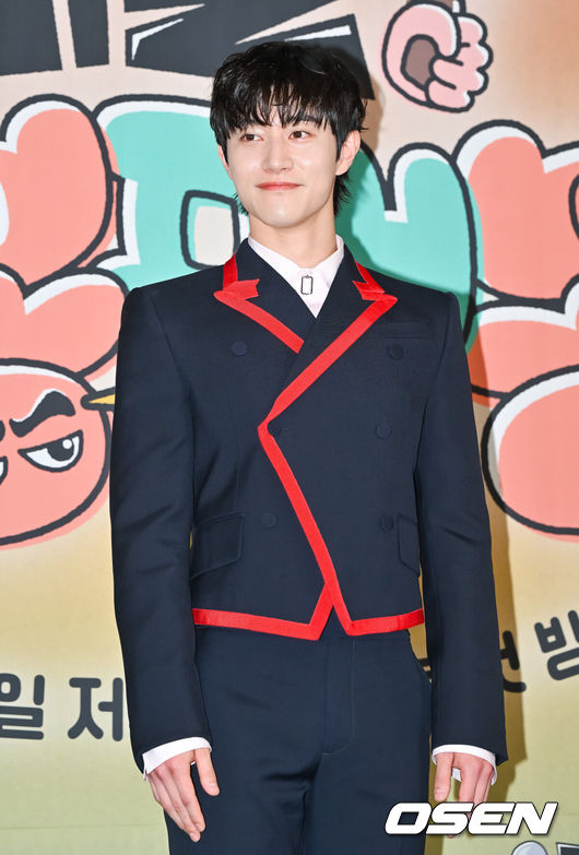 [OSEN=박준형 기자]  17일 오후 서울 상암동 스탠포드 호텔에서 JTBC 새 예능 ‘대결! 팽봉팽봉’ 제작발표회가 진행됐다.'대결! 팽봉팽동'은 요식업에 사활을 건 대표 코미디언 이봉원과 팽현숙이 해외의 작은 섬에 나란히 두 개의 식당을 내고 영업 대결을 펼치는 리얼리티 예능 프로그램으로 이날 행사에는 이진주 PD, 신혜원 PD, 최양락, 이봉원, 팽현숙, 이은지, 유승호, 곽동연이 참석했다.  배우 곽동연이 포즈를 취하고 있다.   2025.04.17 / soul1014@osen.co.kr